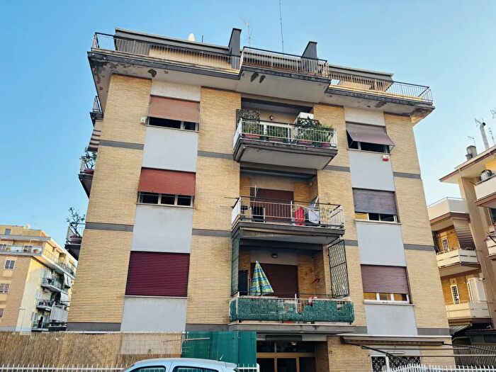 Appartamento trilocale in vendita in Via Torriglia, Roma