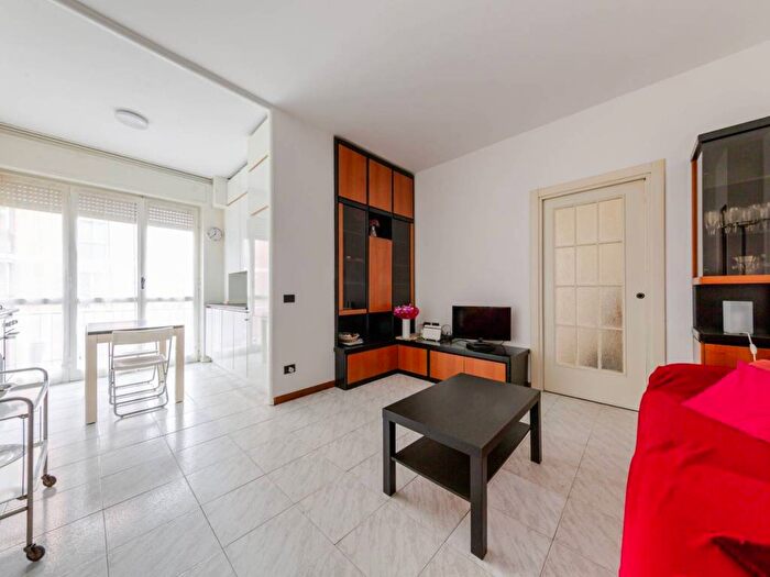 Appartamento trilocale in affitto in Viale Famagosta, Famagosta, Milano