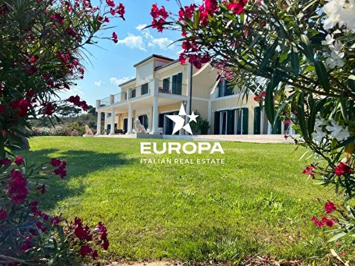 Casa con 6 locali in vendita in Cipressa