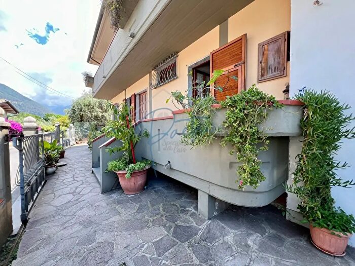 Casa con 7 locali in vendita in Massa