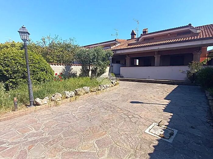 Casa con 5 locali in vendita in Via Isernia, Ardea