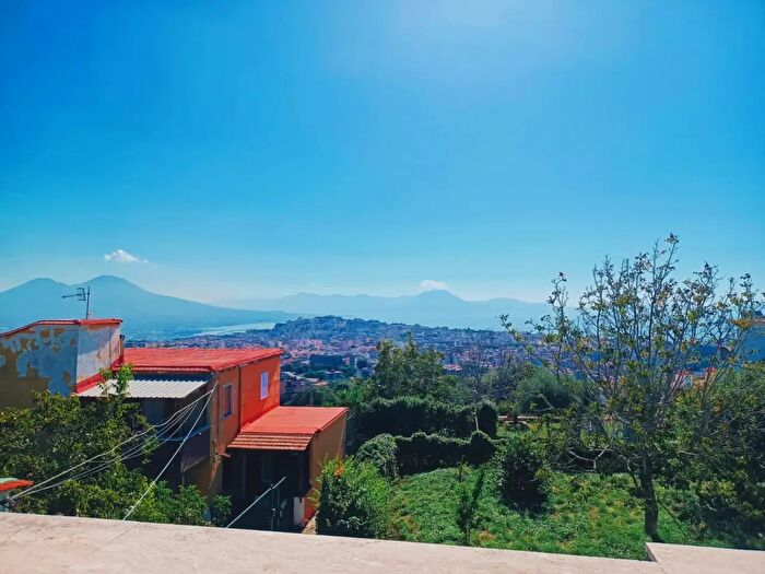 Appartamento trilocale in affitto in Via Camaldolilli, Napoli
