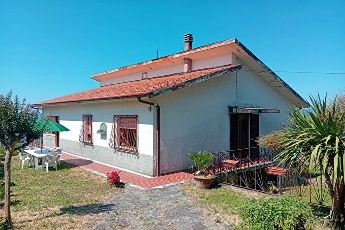 Casa con 6 locali in vendita in Fivizzano