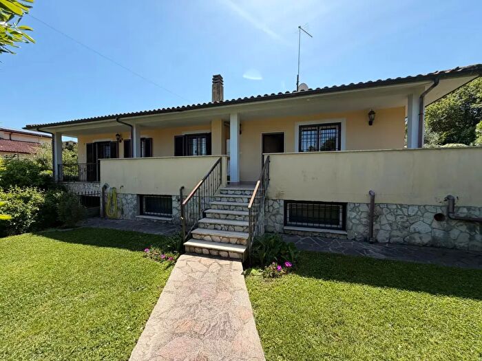 Casa con 5 locali in vendita in Castelnuovo Di Porto