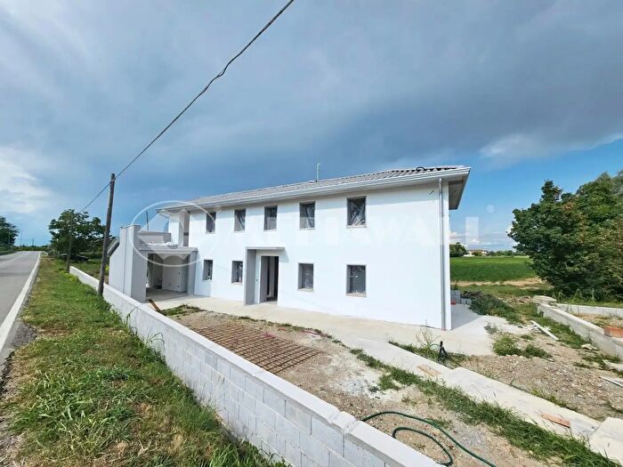 Casa con 11 locali in vendita in Chions