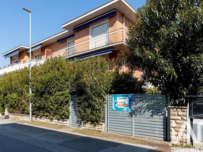 Appartamento con 6 locali in vendita in Via Manzoni, Camaiore