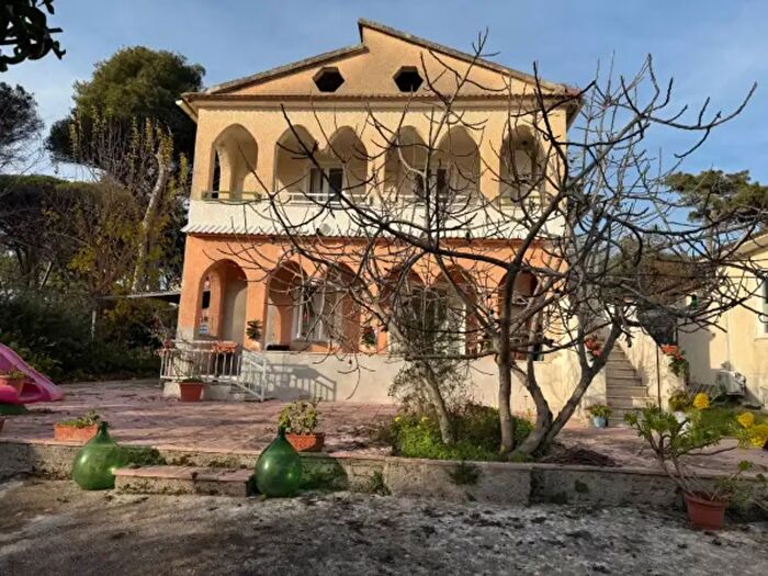 Casa con 6 locali in vendita in Viale Italia, Mondragone