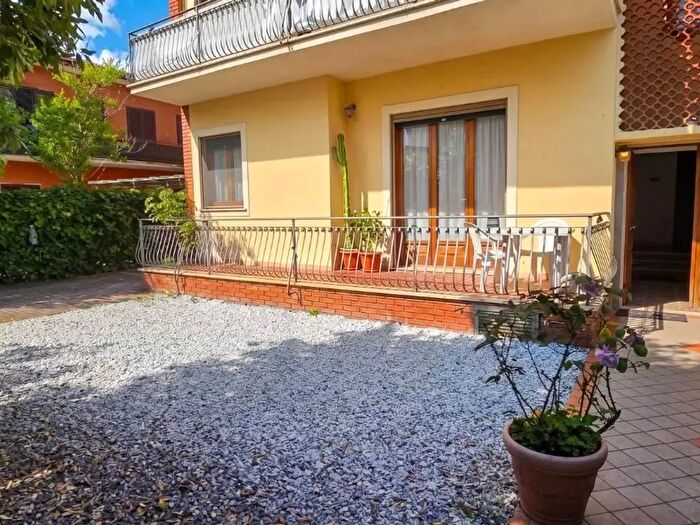 Appartamento con 5 locali in vendita in Massa