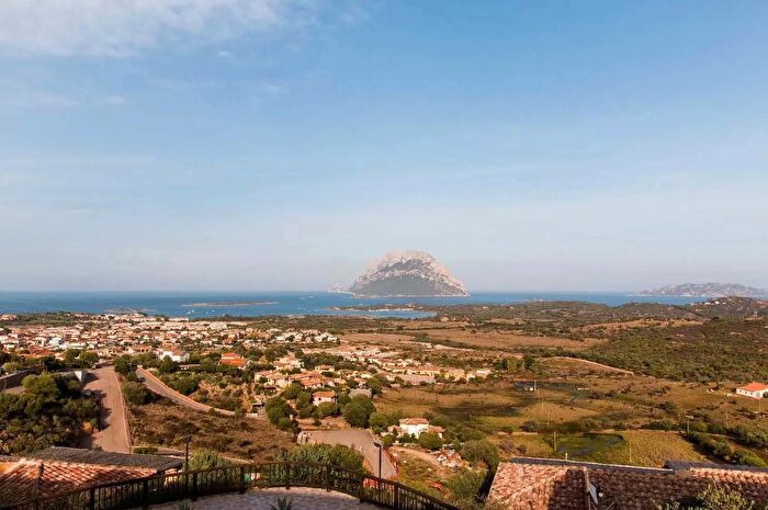 Appartamento con 6 locali in vendita in Loiri Porto San Paolo