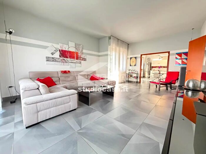 Casa con 7 locali in vendita in Viale Santa Maria, Crema
