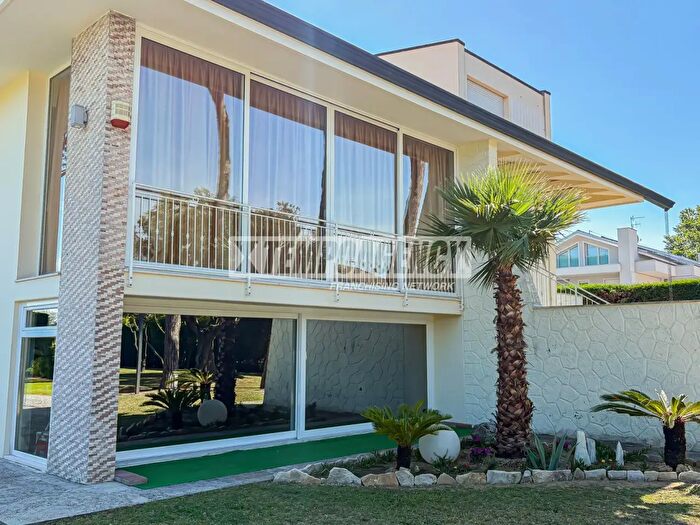 Casa con 6 locali in vendita in Via Pinarella, Cervia