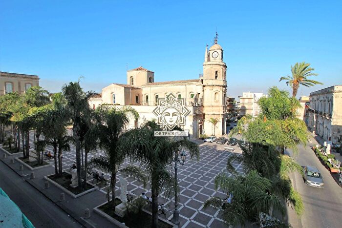 Appartamento con 11 locali in vendita in Via Silvio Pellico, Floridia