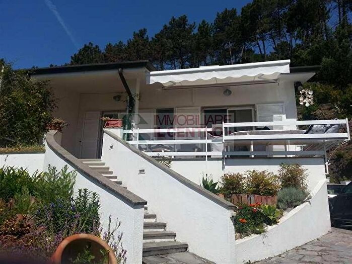 Casa con 9 locali in vendita in Ameglia