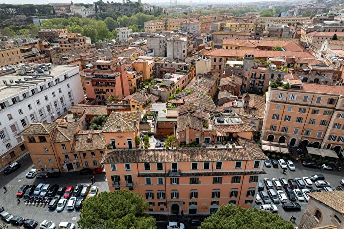 Appartamento con 11 locali in vendita in Via della Lungarina, Roma