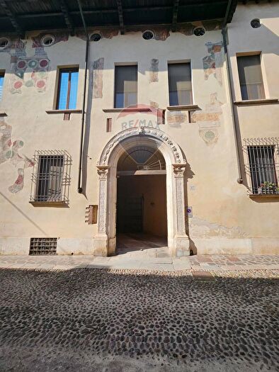 Appartamento quadrilocale in vendita in Via FLli Bandiera, Mantova