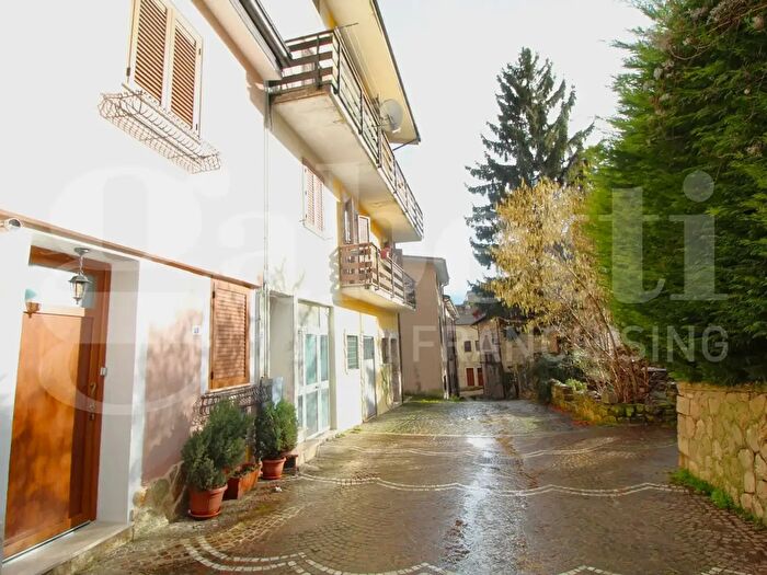 Appartamento con 5 locali in vendita in Via Dragone, Scontrone