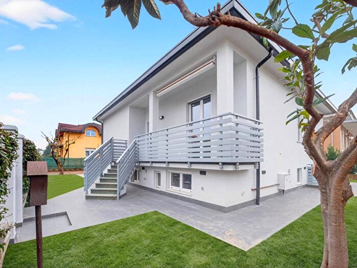 Casa con 5 locali in affitto in Via Monte Grappa, Centro, Arese
