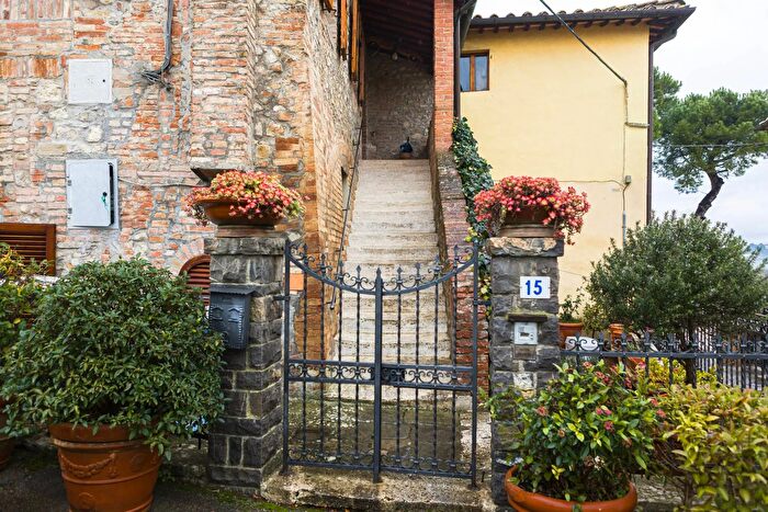 Casa con 8 locali in vendita in Strada di Casa al Bosco, Siena