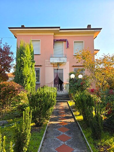 Casa con 8 locali in vendita in Via Cisa, Borgo Virgilio