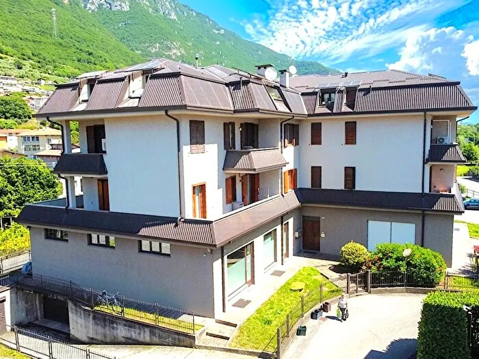 Appartamento trilocale in vendita in Via Fratelli Kennedy, Costa Volpino