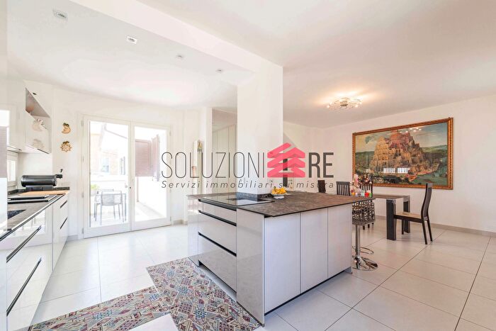 Casa con 5 locali in vendita in Via Pinciroli, Novara