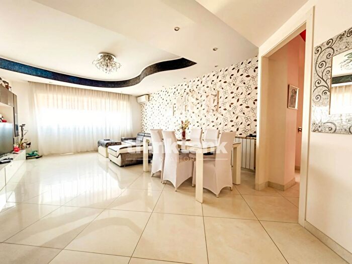 Appartamento quadrilocale in vendita in Via Vampolieri, Aci Catena