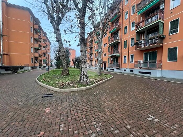 Appartamento trilocale in vendita in Via Lorenteggio, Milano