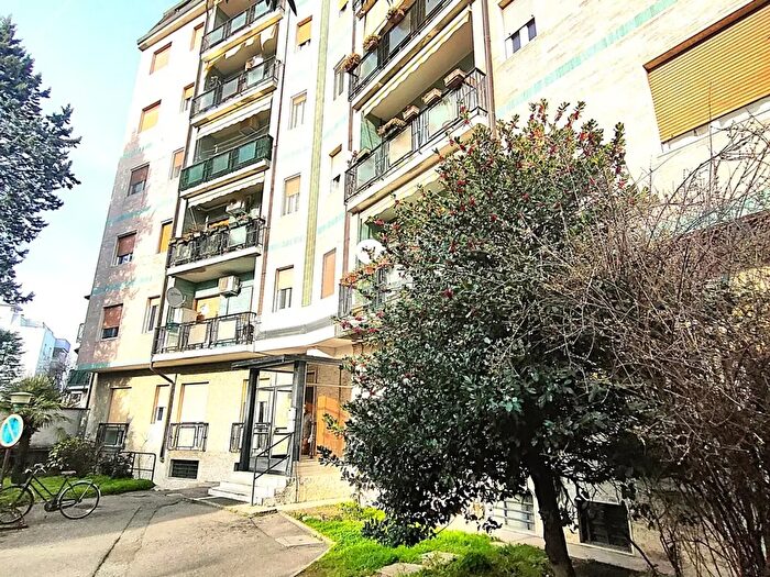 Appartamento trilocale in vendita in Viale Cinque Giornate, Caronno Pertusella