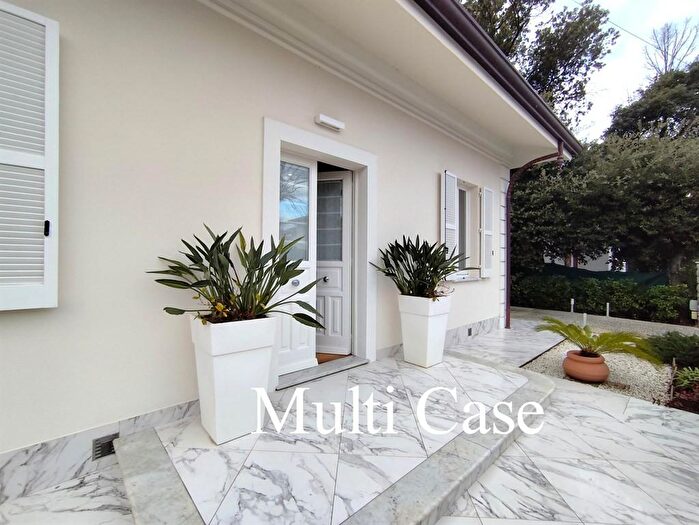 Casa con 6 locali in vendita in Forte Dei Marmi