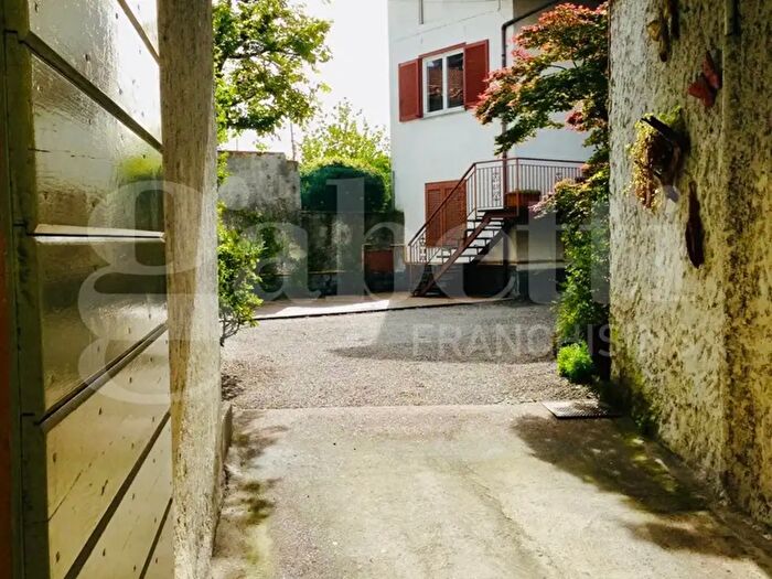 Casa trilocale in vendita in Via Rocca, Angera