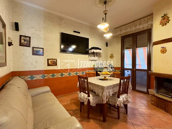 Appartamento trilocale in vendita in Via Edmondo De Amicis, Piombino