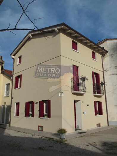 Casa con 6 locali in vendita in Piazza IV Novembre, Carre