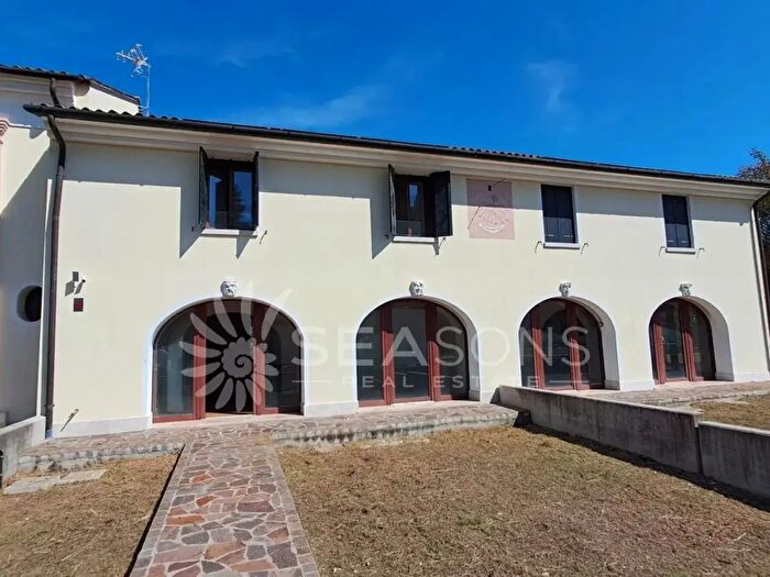 Casa con 8 locali in vendita in Venezia
