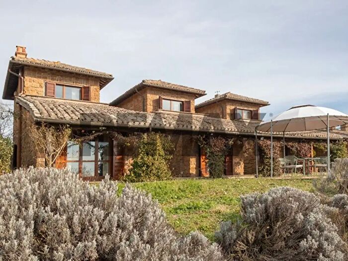 Casa con 7 locali in vendita in Campo Rotondo Snc, Capranica