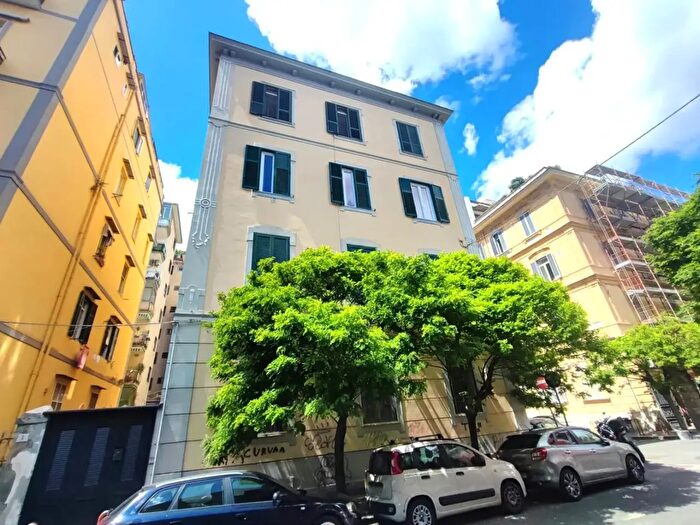 Appartamento con 5 locali in vendita in Via Giuseppe Cotronei, Napoli