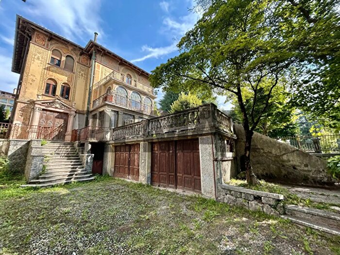 Casa con 10 locali in vendita in Clusone