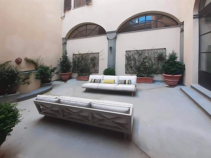 Appartamento con 8 locali in affitto in Firenze, Firenze