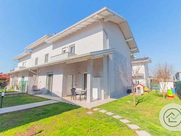 Casa quadrilocale in vendita in Via Confalonieri, Cassano Magnago