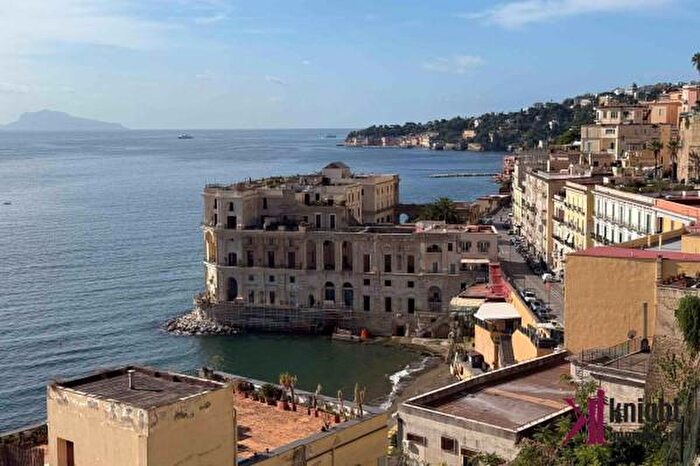 Appartamento con 6 locali in vendita in Via Posillipo, Napoli
