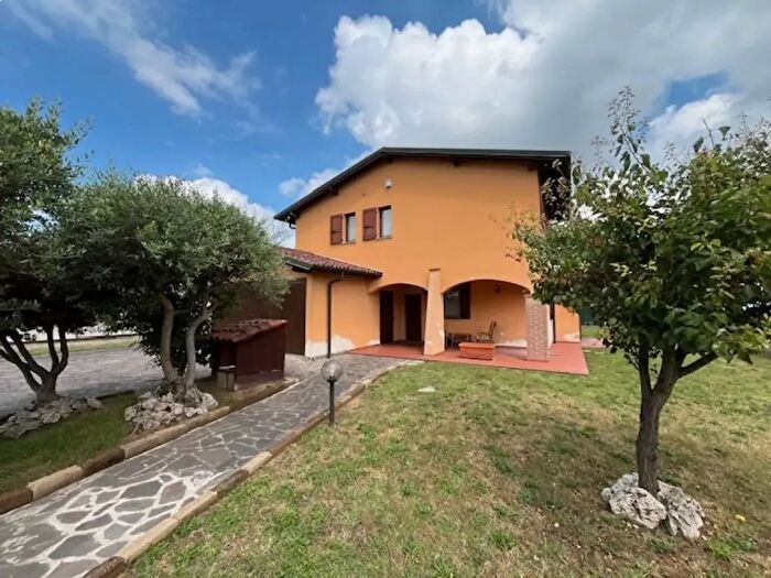 Casa quadrilocale in vendita in Orio Litta