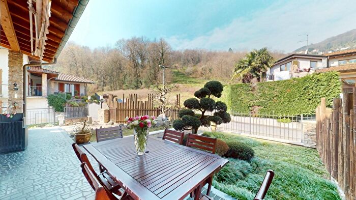 Casa con 5 locali in vendita in Lavena Ponte Tresa