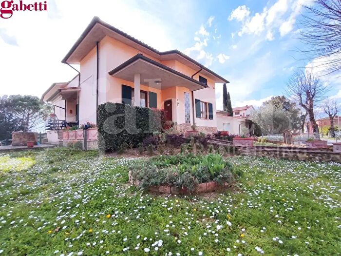 Casa con 8 locali in vendita in Asciano