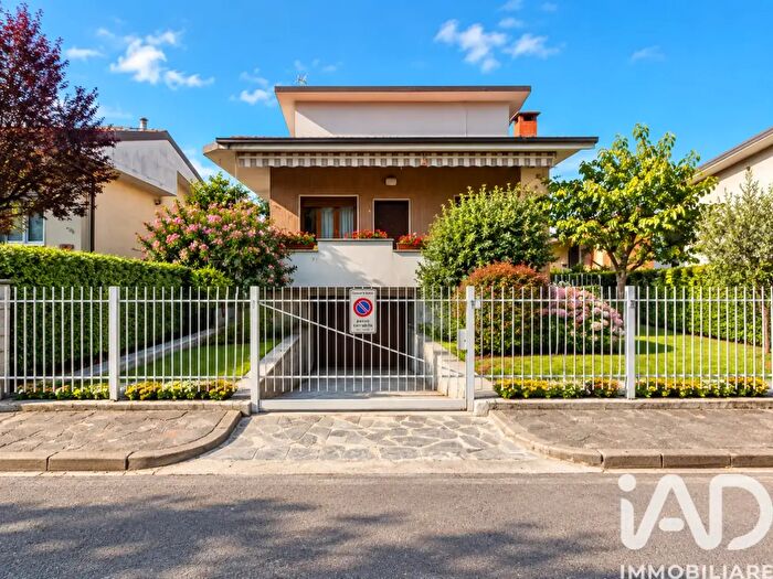 Casa con 6 locali in vendita in Via Via dei Fiordalisi, Inzago