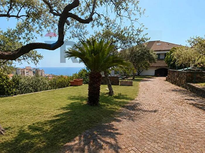 Casa con 12 locali in vendita in Via Livio Canale, Varazze