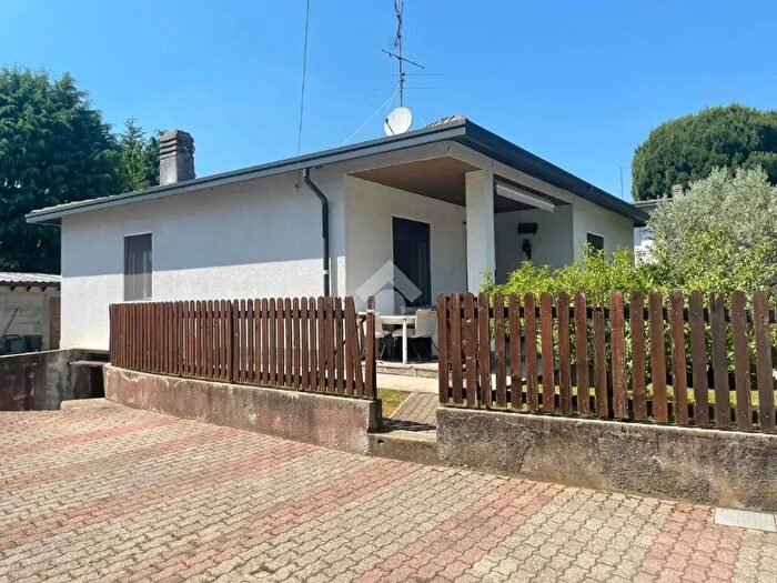 Casa quadrilocale in vendita in Via Chiesa, Cardano Al Campo