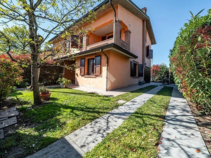 Casa con 6 locali in vendita in Via Secchia, Rubiera