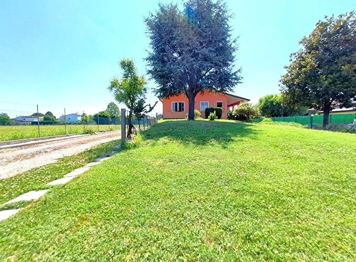 Casa con 10 locali in vendita in Rovigo