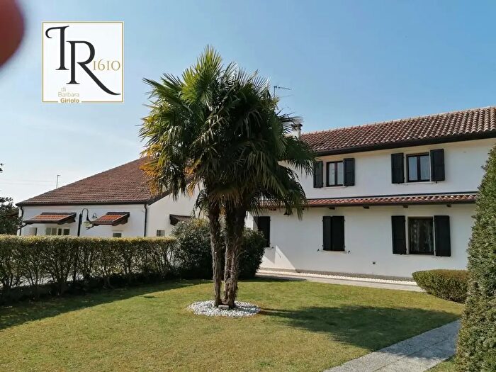 Casa con 7 locali in vendita in Giacciano Con Baruchella