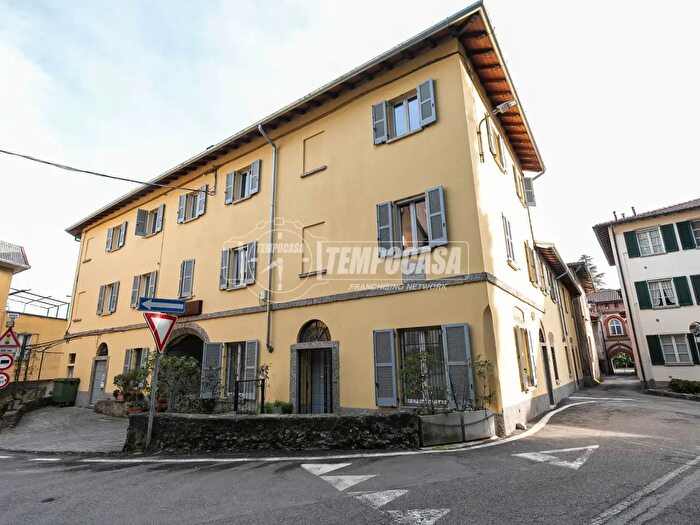 Appartamento trilocale in vendita in Via San Carlo, Lambrugo