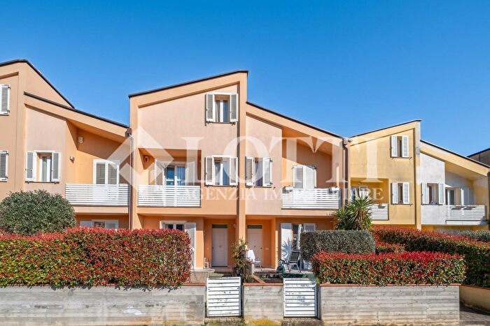 Casa con 6 locali in vendita in Iazza Unione Euro, Buti